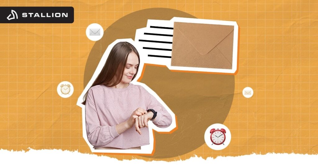 Une femme regardant sa montre-bracelet avec une grande enveloppe postale marron sur le côté.