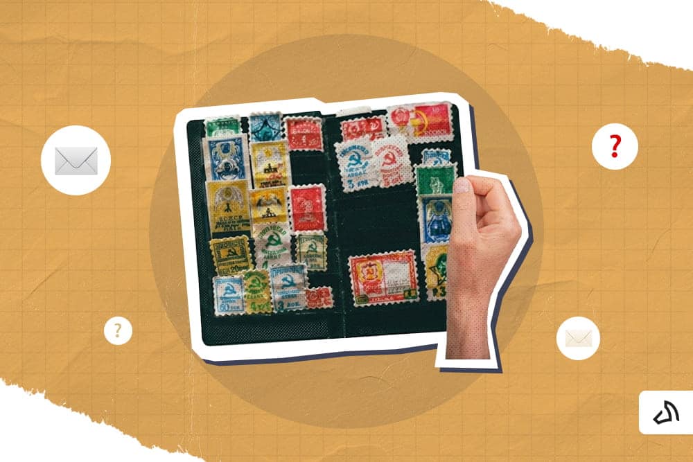 Timbres postaux dans un carnet noir avec une main qui en colle un autre