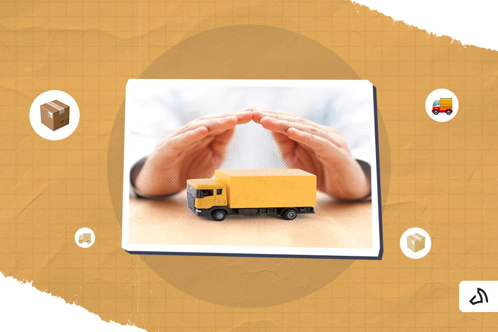 Un camion-jouet jaune couvert par une paire de mains