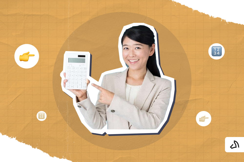Une femme tenant une calculatrice blanche