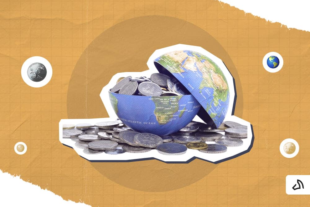 Un globe terrestre coupé en deux, avec des pièces de monnaie à l'intérieur et tout autour